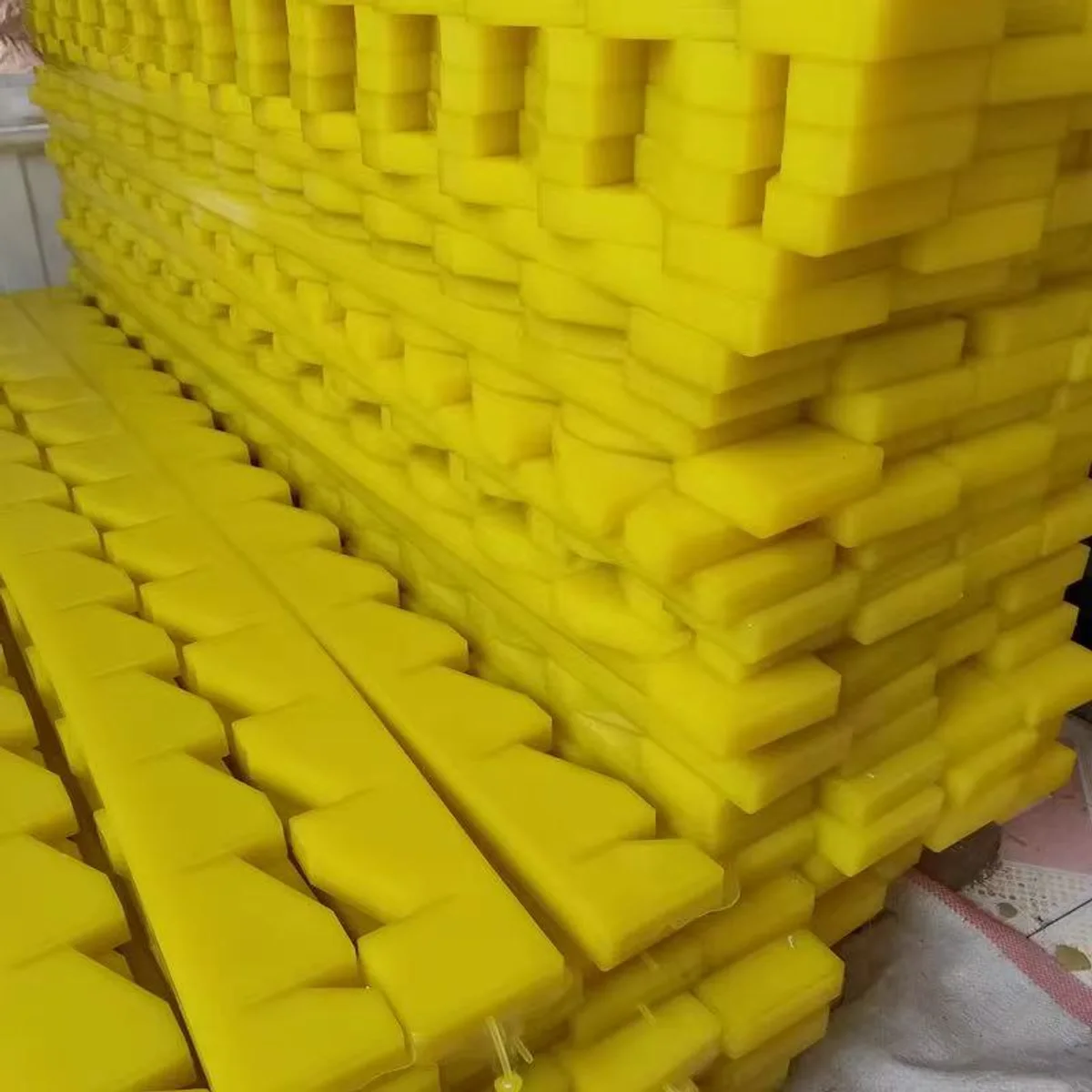 Custom yellow and black polyurethane locator blocks for automotive rack contact positions — configuration view 2