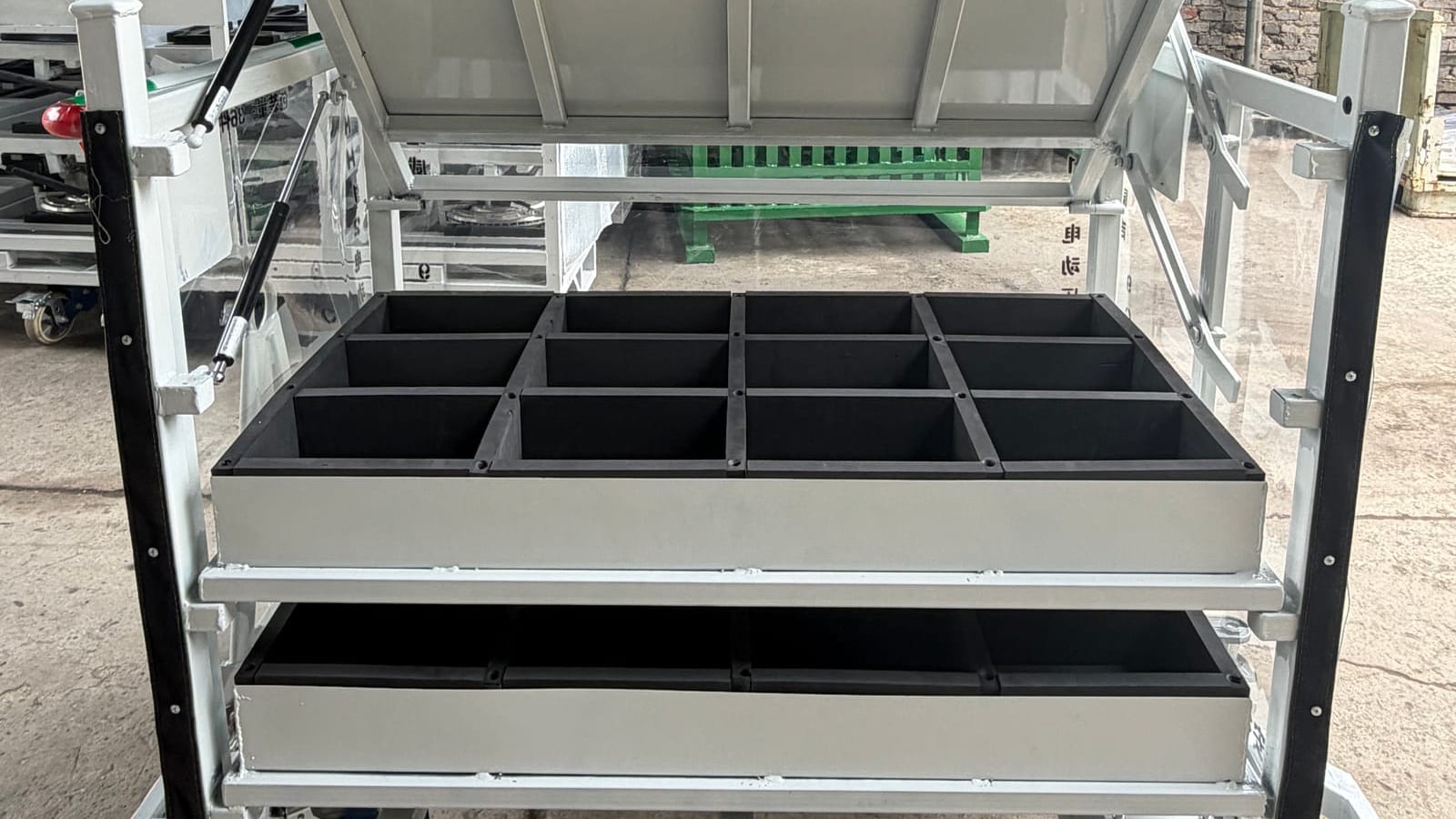 Collapsible steel stillage with divided compartments