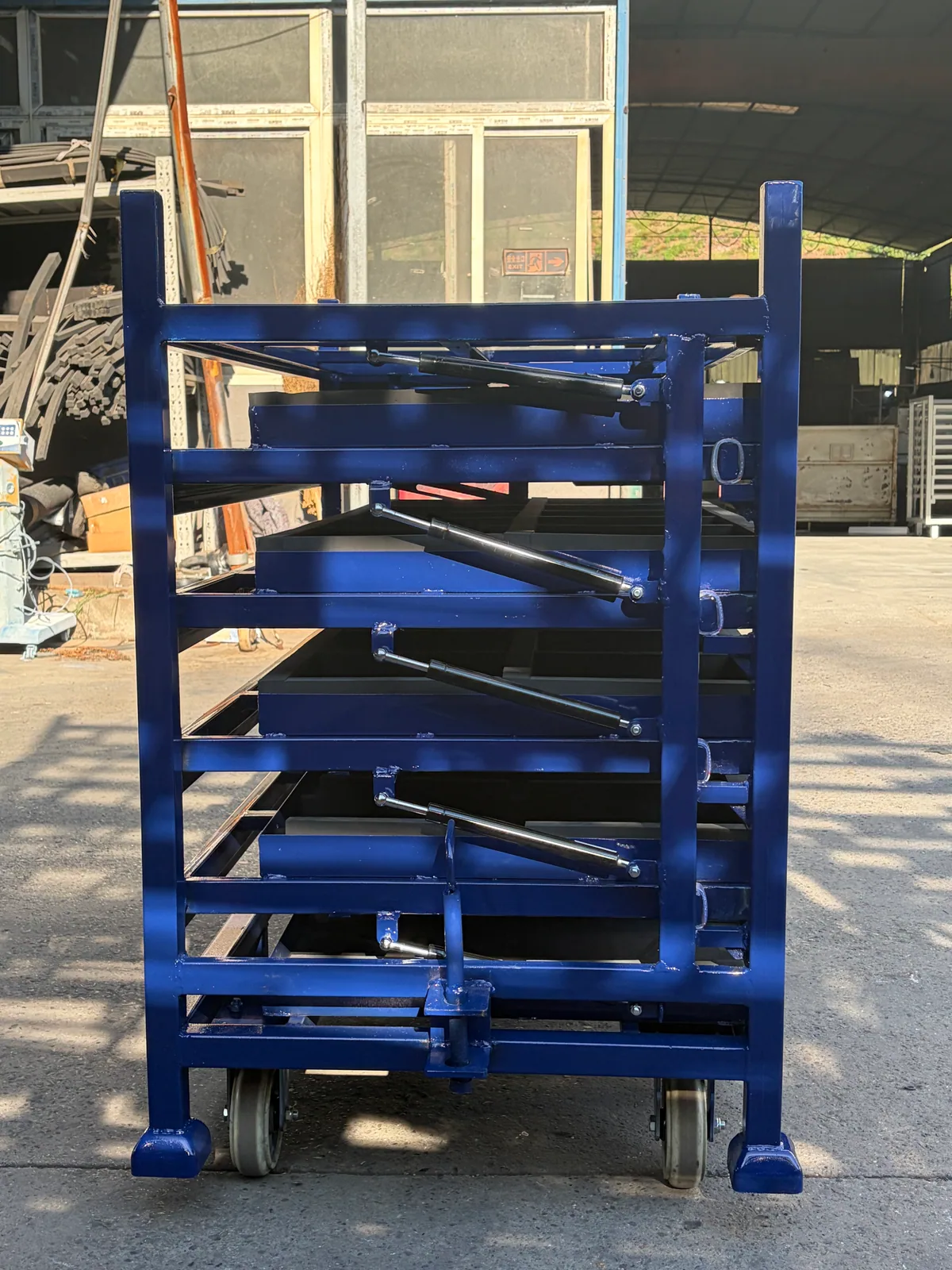 End view showing gas struts fitted to separate tilting levels